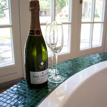 Mirabelle Met Indoor Jacuzzi Tilburg